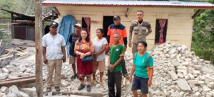 Ketua TP PKK Manggarai Tinjau Huntara Mandiri dan Salurkan Bantuan Donatur di Posko Wancang