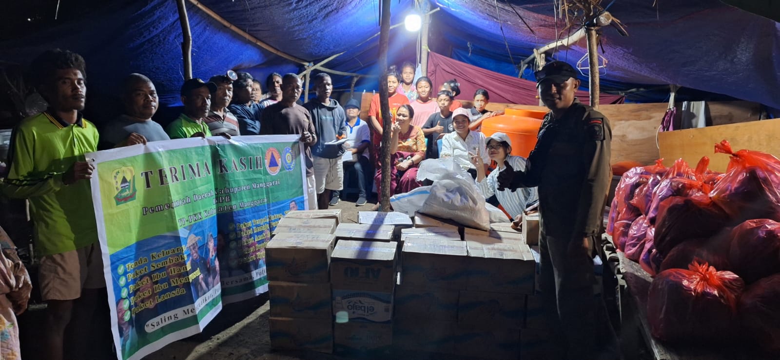 Salurkan Bantuan di Reok, Meldyanti Ingatkan Dampak Gempa Masih Panjang