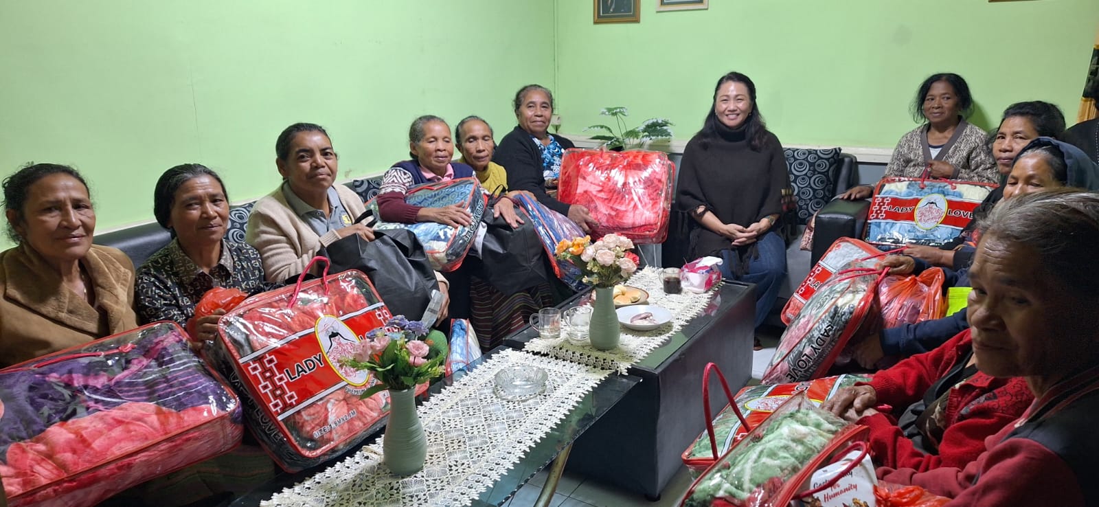 Peduli Lansia Urban Berdaya, Ketua TP PKK Manggarai Salurkan Bantuan dan Siapkan Pojok Khusus di Plaza Dekranasda