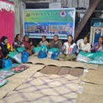 Peduli Kelompok Rentan, Ketua TP PKK Manggarai Salurkan Bantuan Terpal dan Selimut Pasca-Gempa
