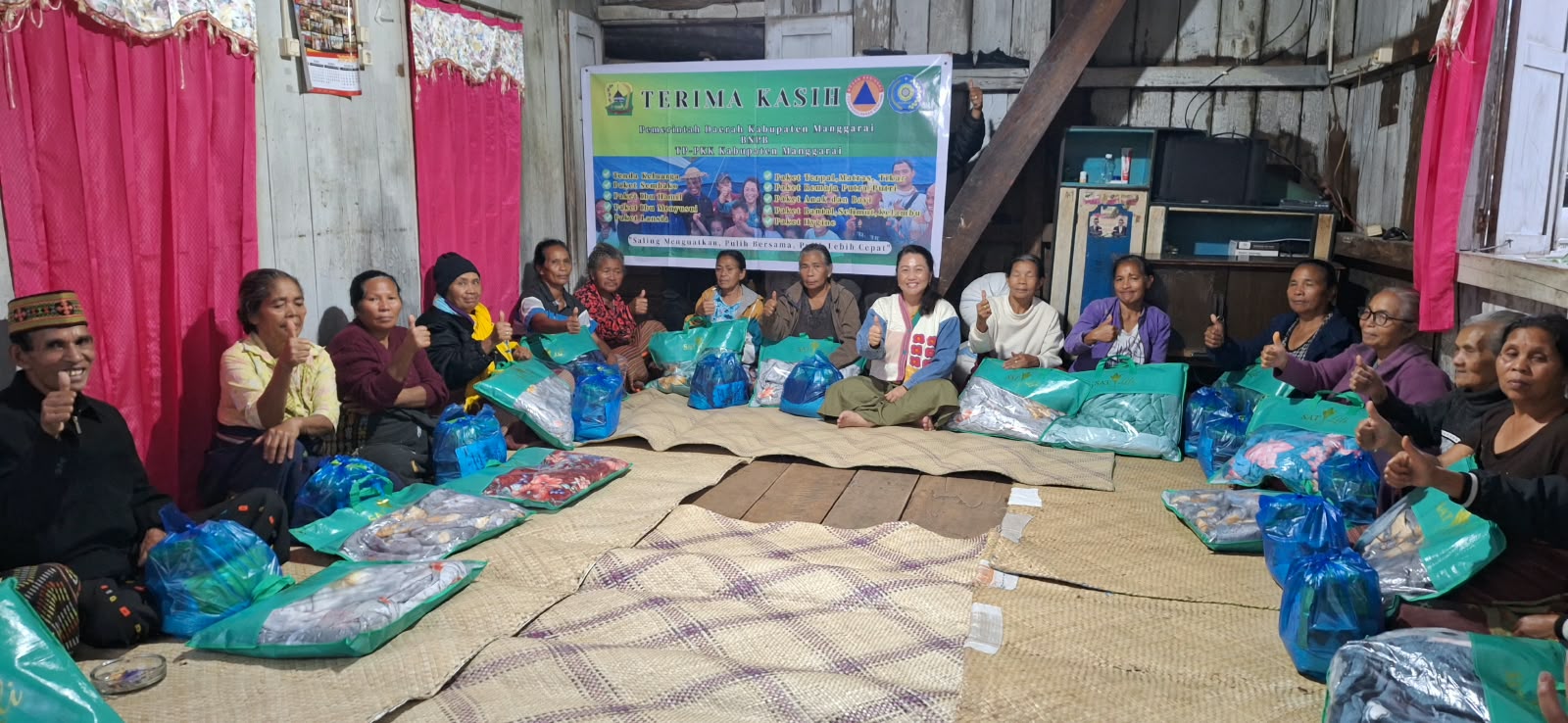 Peduli Kelompok Rentan, Ketua TP PKK Manggarai Salurkan Bantuan Terpal dan Selimut Pasca-Gempa