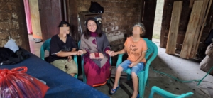 Menyentuh Hati, Ketua TP PKK Manggarai Sambangi Kakak Beradik Yatim Piatu di Kelurahan Compang Carep