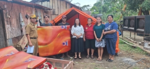 Ketua TP PKK Manggarai Kunjungi Korban Gempa Kelompok Rentan di Carep