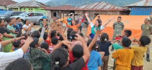 Senyum yang Kembali Merekah: Cara Ketua TP PKK Manggarai Hibur Anak-Anak Korban Gempa di Desa Compang Cibal