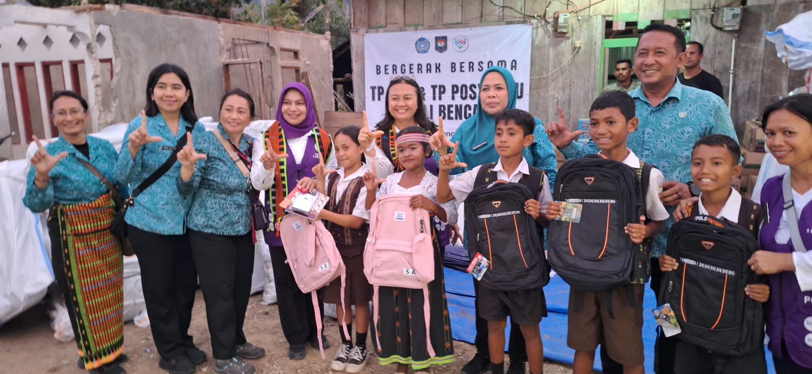 Pemberian Bantuan Pascagempa: TP PKK Pusat Salurkan Paket Peduli Kasih di Kabupaten Manggarai